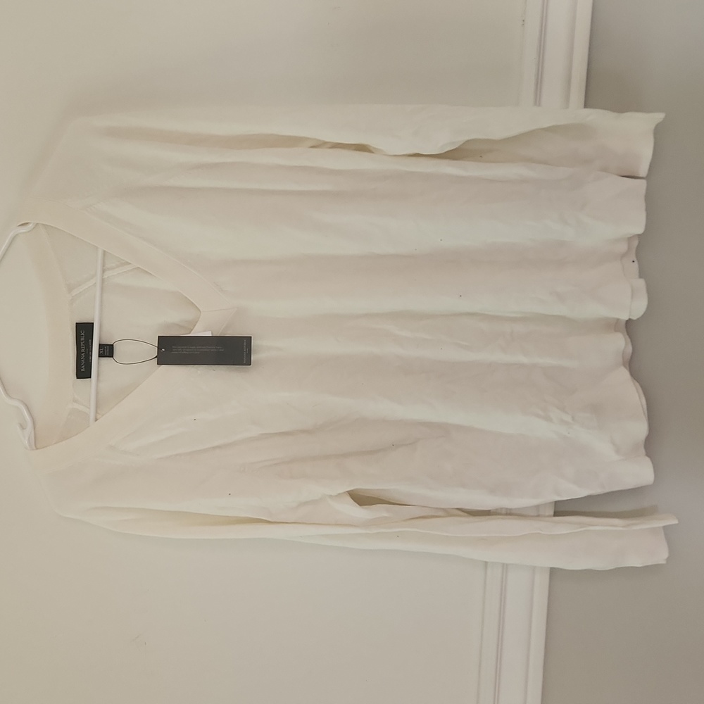 Banana Republic cream v-neck light sweater, size xl, brand new